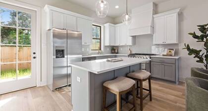 New Luxe Oaks - River Ranch - King Bed - Great Location