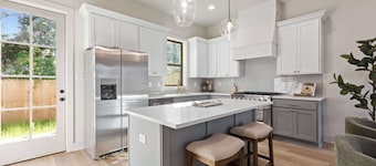 New Luxe Oaks Home, Walk to River Ranch, Premier Host, EV Charger