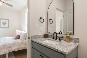 2 makuuhuonetta, silitysrauta/-lauta, Wi-Fi, vuodevaatteet