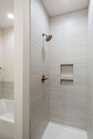 Shower, hair dryer, towels, shampoo - New Luxe Oaks Home, Walk to River Ranch, Premier Host, EV Charger (Lafayette)
