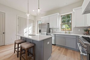 冰箱、微波炉、烤箱、炉灶