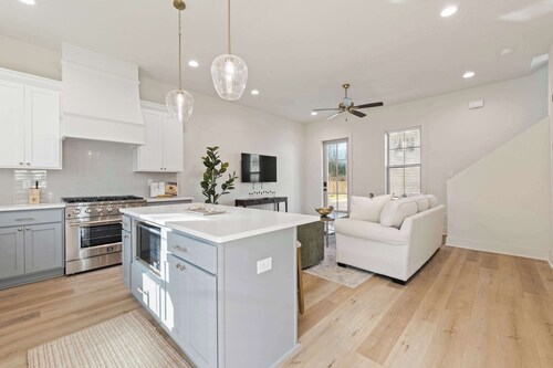 New Luxe Oaks - River Ranch - King Bed - Great Location