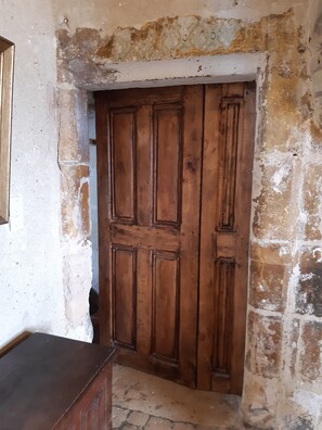 Interior - Large studio/gîte in a Renaissance château 15 km from Beauval. Out of time (Chémery)