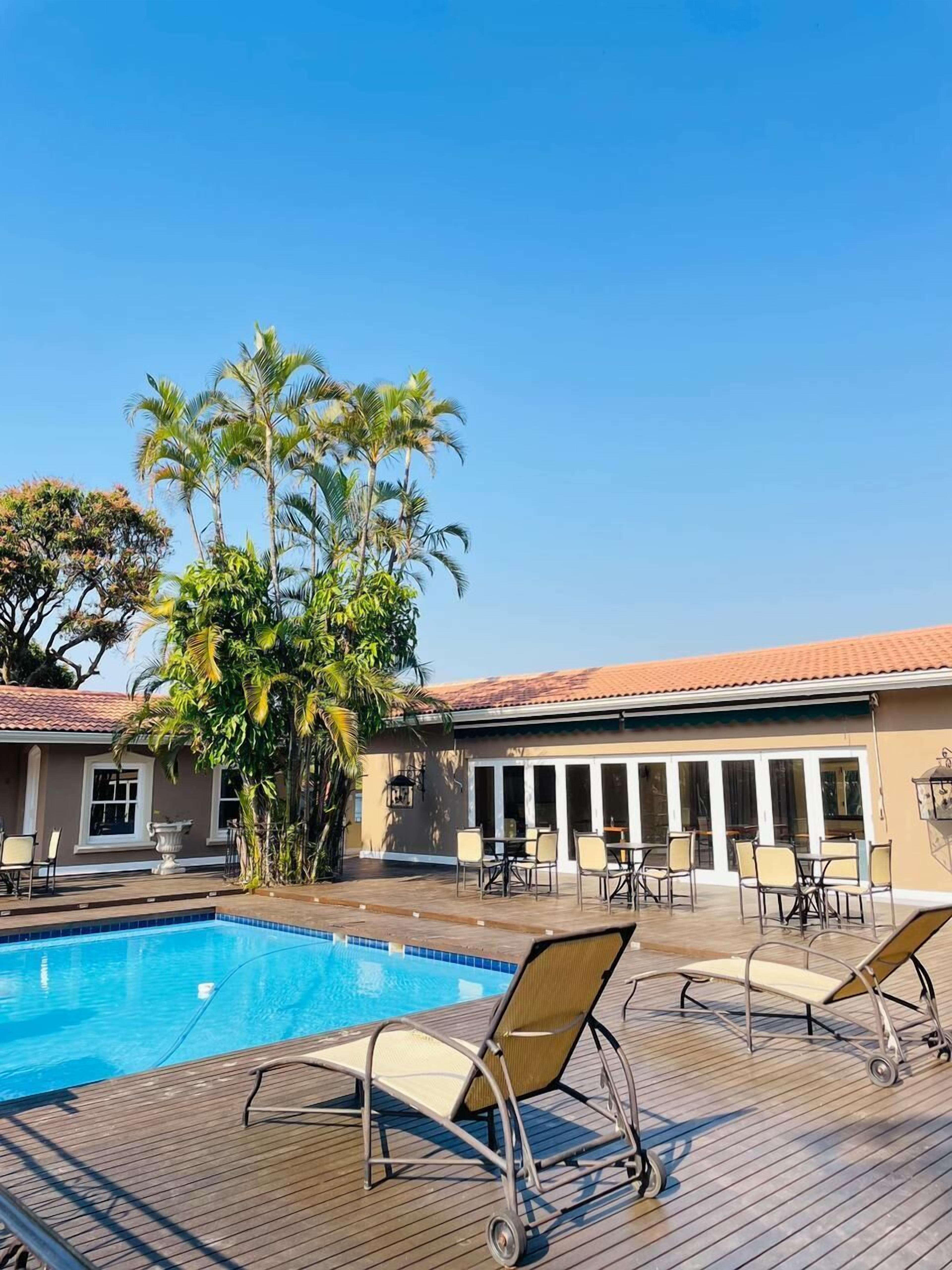 Hồ bơi ngoài trời 