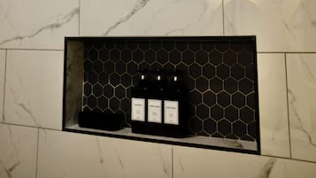 Douche, sĂšche-cheveux, serviettes fournies, savon