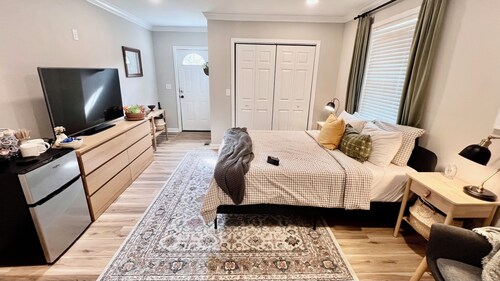 Sanford Suite Retreat - B&B near Downtown