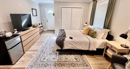 Sanford Suite Retreat - B&B near Downtown