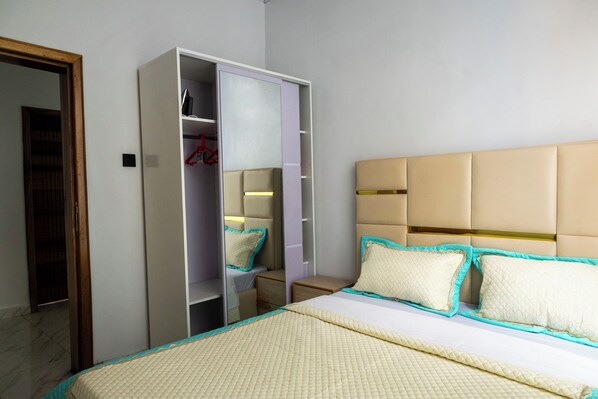 Iron/ironing board, WiFi, bed sheets