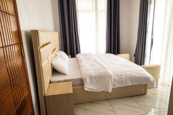 Iron/ironing board, WiFi, bed sheets