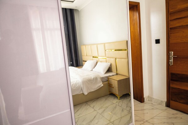 Iron/ironing board, WiFi, bed sheets