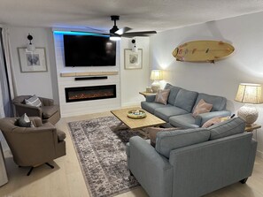 Smart TV, fireplace - The Salty Sandcastle / POOL / GAME ROOM / 3 bedroom / 3 miles to the beach (Port Orange)