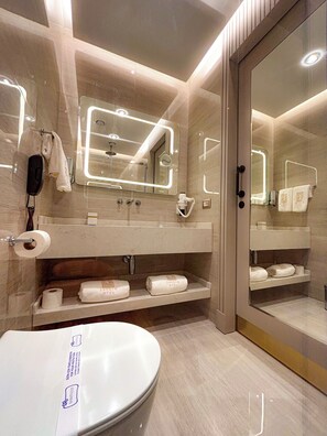 ห้องพรีเมียมสำหรับสี่ท่าน, วิวเมือง | ห้องน้ำ | ฝักบัว, ไดร์เป่าผม, รองเท้าสวมภายในห้อง, ผ้าเช็ดตัว