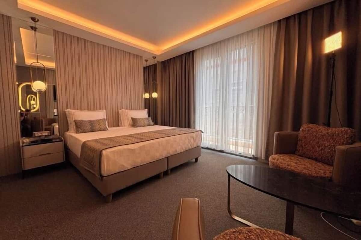 Premium bedding, free minibar items, in-room safe, blackout curtains