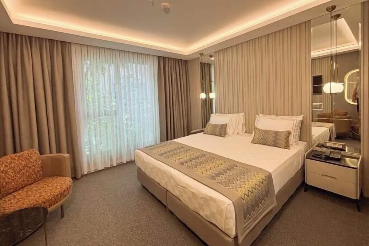 Premium bedding, free minibar items, in-room safe, blackout curtains