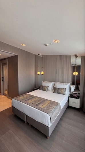 Phòng Deluxe, ban công, quang cảnh thành phố | Bộ đồ giường cao cấp, nệm Select Comfort 