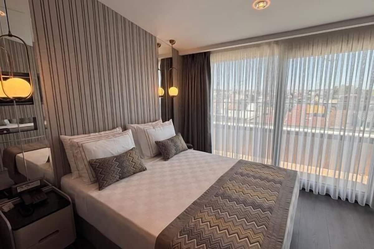 Premium bedding, free minibar items, in-room safe, blackout curtains
