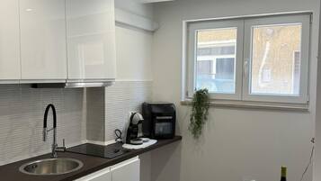 Kühlschrank, Herdplatte, Wasserkocher mit Kaffee-/Teezubehör