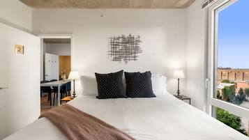 Premier appartement, uitzicht op stad | Luxe beddengoed, een strijkplank/strijkijzer, gratis wifi, beddengoed