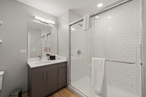 Traditioneel appartement, uitzicht op de stad | Badkamer | Gratis toiletartikelen, een haardroger, handdoeken, zeep