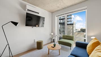 Traditional Apartment, City View | Living area