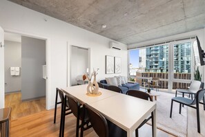 Premier Apartment, City View | In-room dining - ENVITAE Hotel (Chicago)