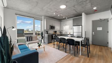 Apartamento urbano, vista para a cidade | Cozinha privada | Geladeira, micro-ondas, fogão, cooktop