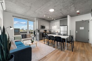 Apartament urbà, vistes a la ciutat | Cuina privada | Frigorífic, microones, forn i placa de cuina 