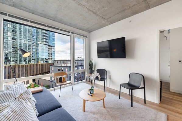 Premier Apartment, City View | Living area