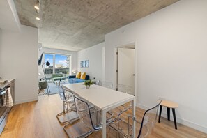 Tradisjonell leilighet, byutsikt | Spiseområde på rommet