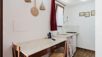 Kühlschrank, Mikrowelle, Herdplatte, Wasserkocher mit Kaffee-/Teezubehör