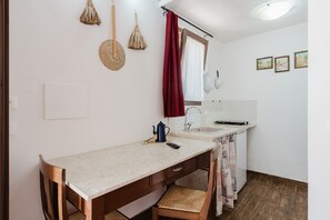 Een koelkast, een microgolfoven, een kookplaat