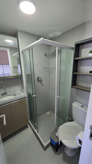 Appartement Classique, vue plage | Salle de bain | Douche, serviettes fournies, savon, papier toilette