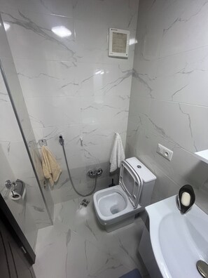 Dusche, Haartrockner, Handtücher, Toilettenpapier