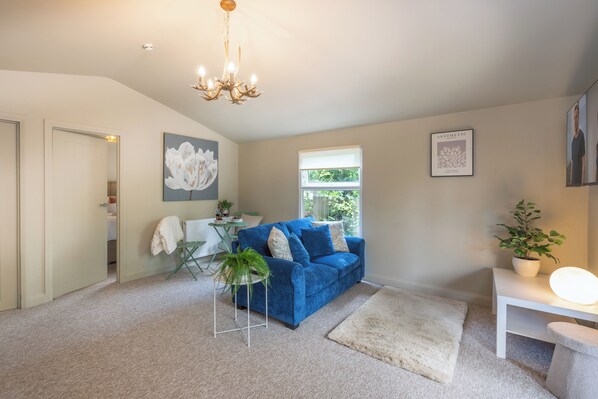 Living area - The Hideaway Lower Shockerwick Lodge (Bath)