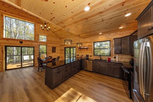 Relaxing luxury lodge, 4-bedroom retreat with WiFi, AC in Logan