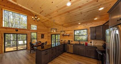 Relaxing luxury lodge, 4-bedroom retreat with WiFi, AC in Logan