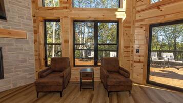 Een smart-tv, een open haard, een dvd-speler en tafelvoetbal