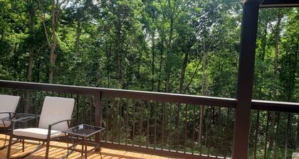 Relaxing luxury lodge, 4-bedroom retreat with WiFi, AC in Logan