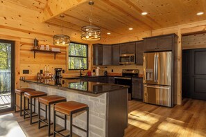 Kylskåp, mikrovågsugn, ugn och spishäll