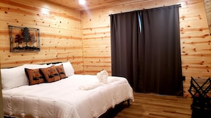 Een bureau, een strijkplank/strijkijzer, gratis wifi, beddengoed