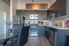 Refrigerador, microondas, horno, placa de cocina