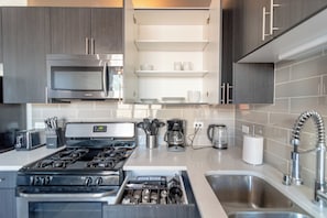 Refrigerador, microondas, horno, placa de cocina