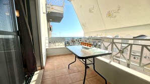 A balcony with a table and chairs, a view of the city, and a railing. - Anna Seaview Cozy 1-Studio Apartment in charming Durres with Wi Fi, AC (Durres)