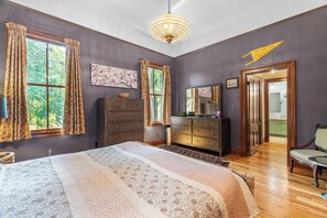 3 bedrooms, desk, iron/ironing board, travel crib - Oakwood Muse - Walkable, Back Patio, Bidet, Bikes! (Raleigh)