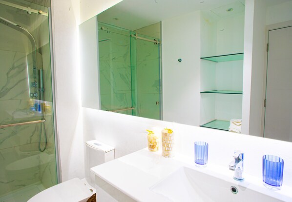 Douche, séchoir à cheveux, serviettes fournies, savon