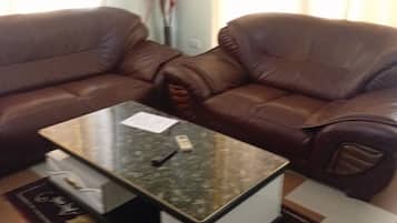 Double or Twin Room, City View | Living area