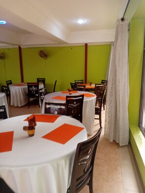 Café da manhã com buffet grátis todos os dias