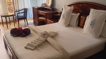 Doppel- oder Zweibettzimmer, Stadtblick | Schreibtisch, kostenloses WLAN