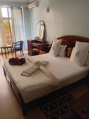 Quarto casal ou duplo, vista para a cidade | Escrivaninha, Wi-Fi de cortesia