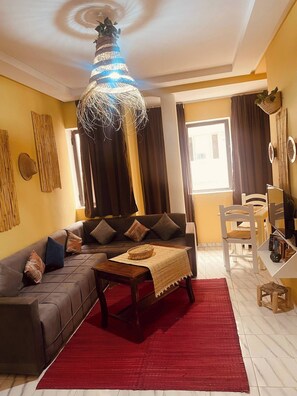 Apartamento, 1 quarto, acessível, para fumantes | Sala de estar | Livros